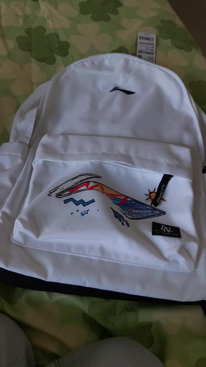 李宁白色沙滩双肩包，防泼水大容量，学生通勤背包上身效果怎么样？