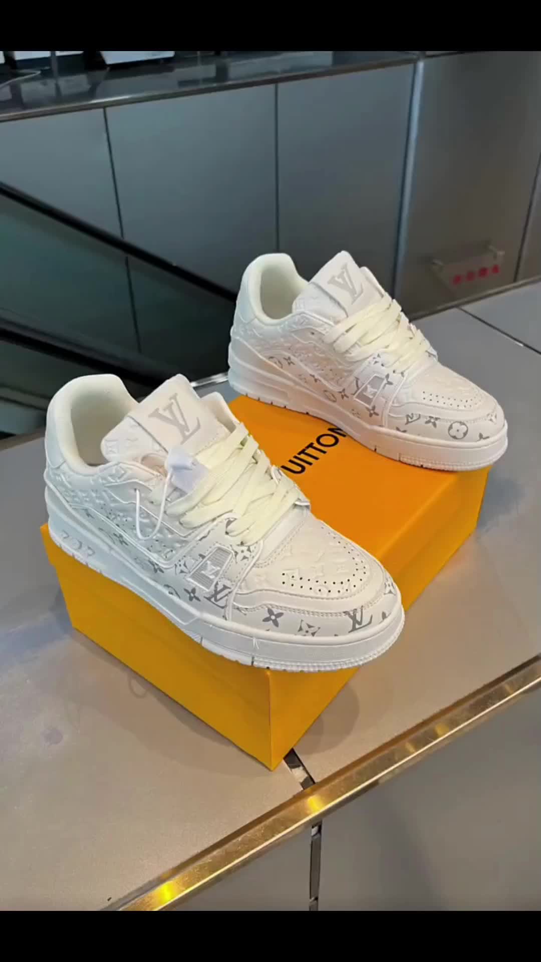 LV魅力之履：白色印花运动鞋的时尚宣言