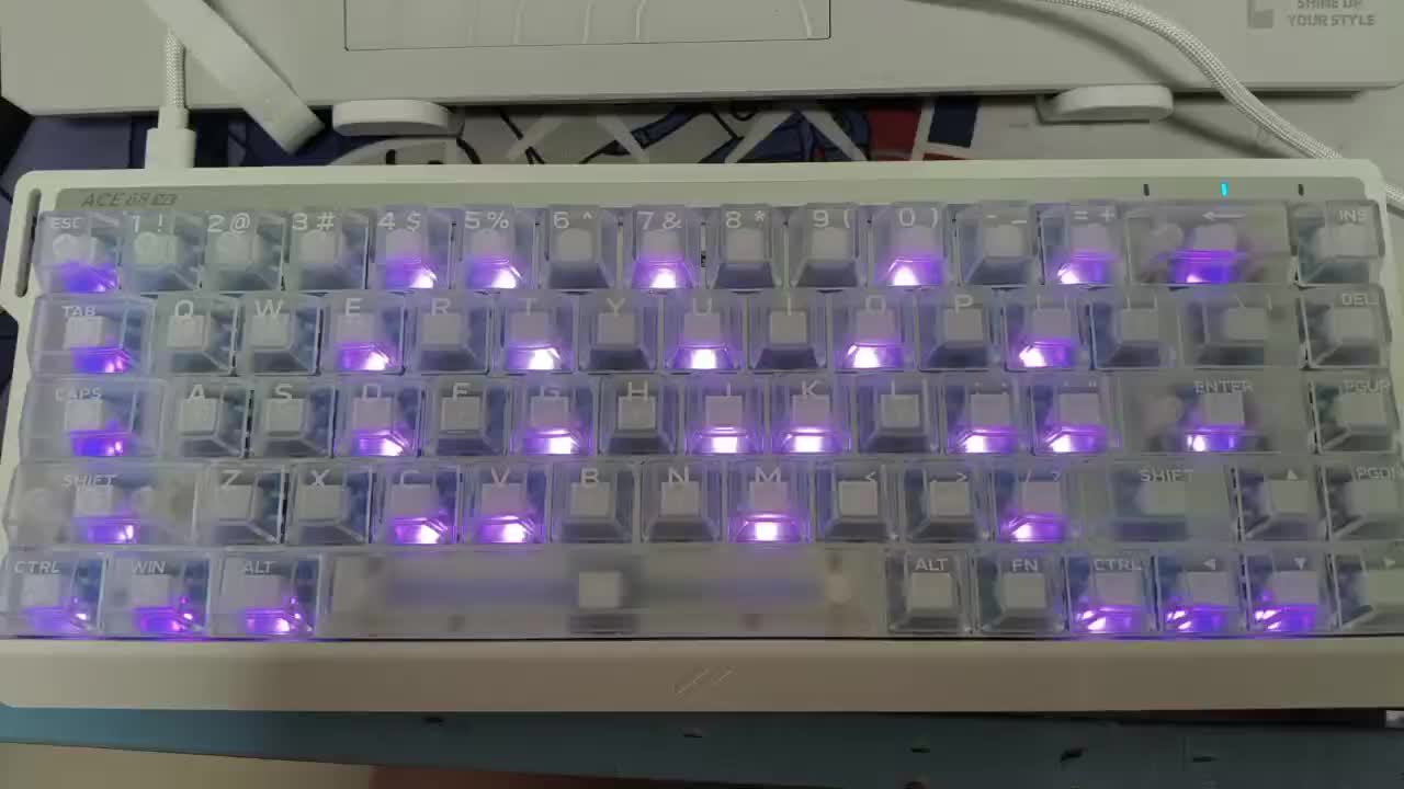 这款键盘的按键经过人体工学设计，每次按压