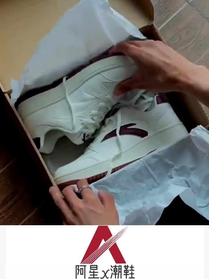 安踏小零感耐磨增高低帮板鞋男款，采用红白配色设计，时尚百搭。