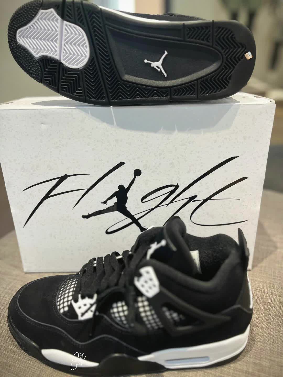 👟🏆永不过时的黑白配色，AJ4白雷，你的时尚之选！
