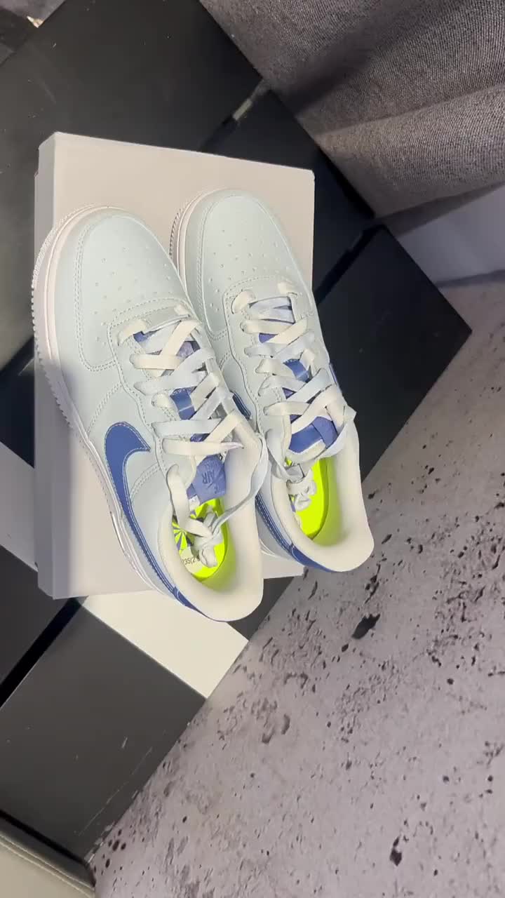 我有双板鞋，这双板鞋是 Nike Air
