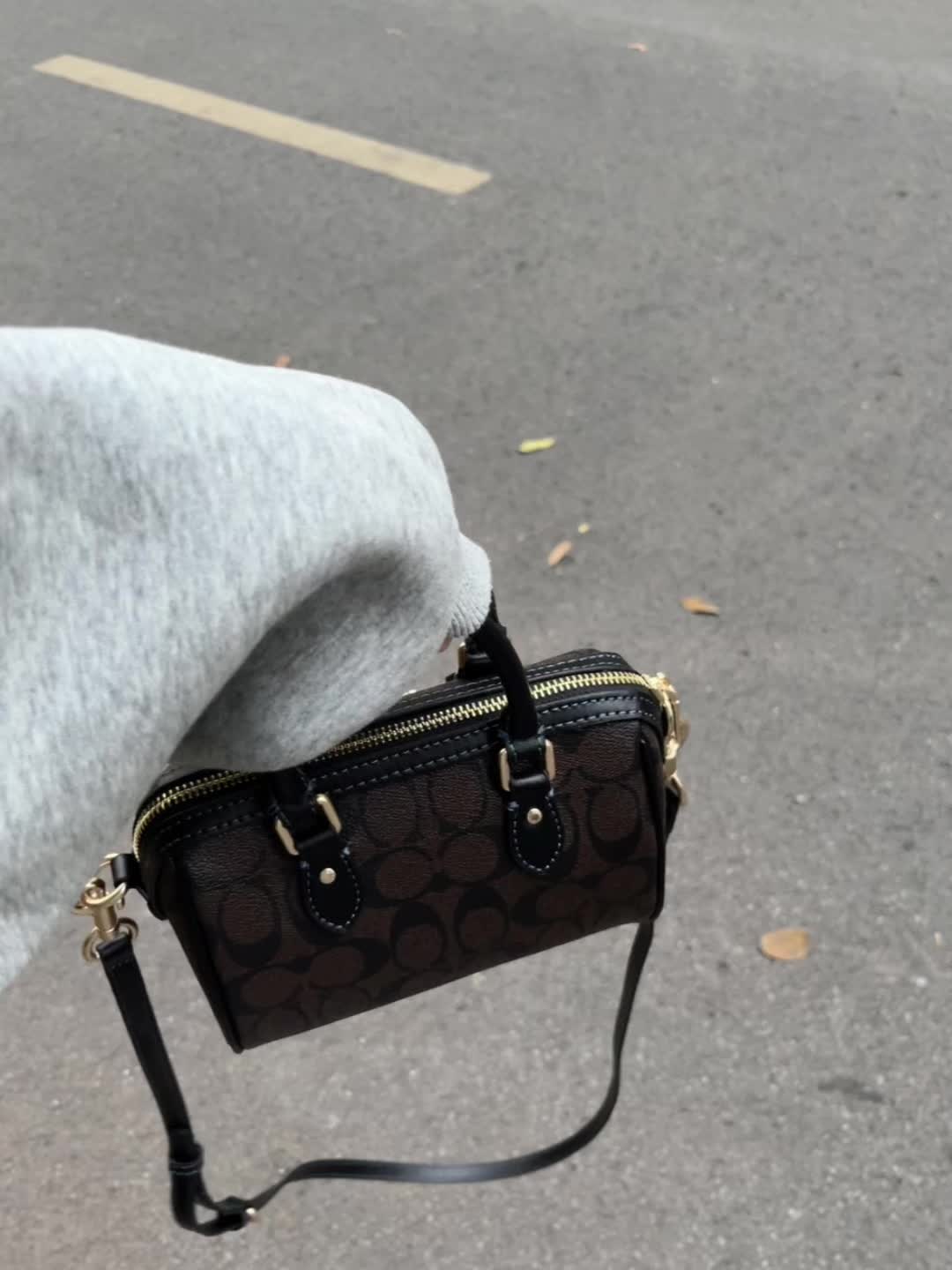呃…什么年代还在背coach💦