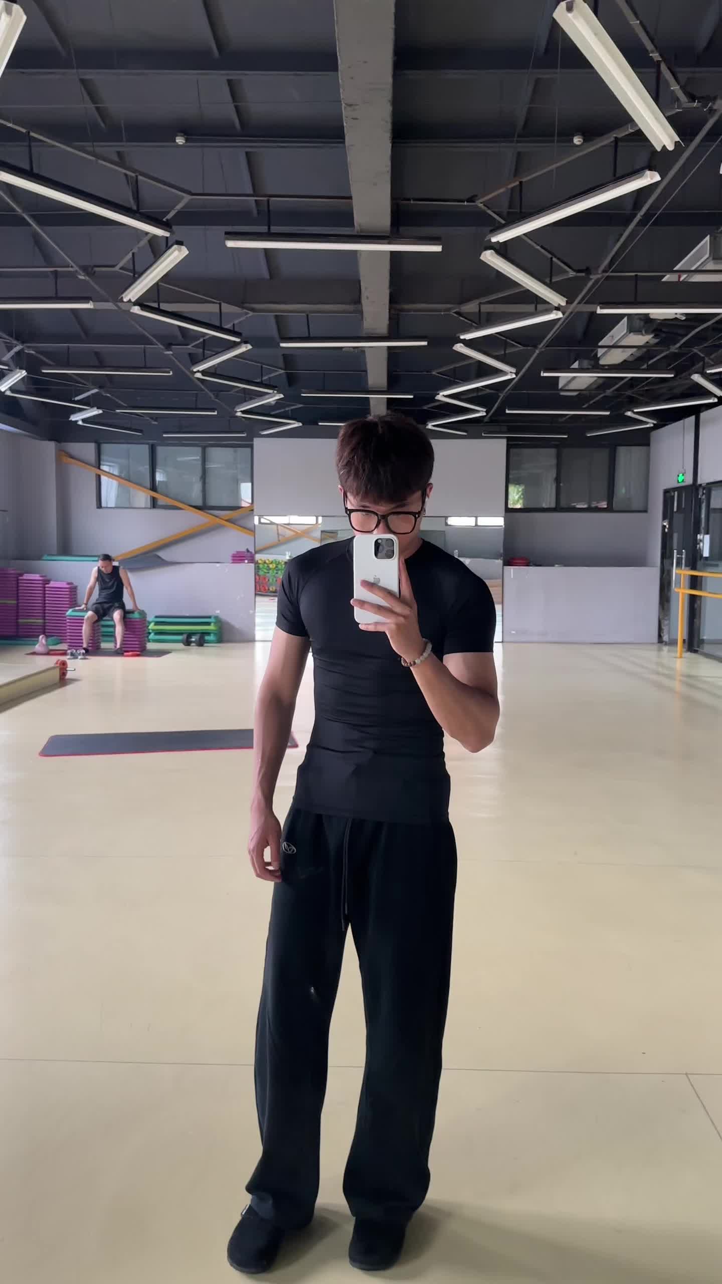 纯色系的健身ootd｜兄弟们看过来