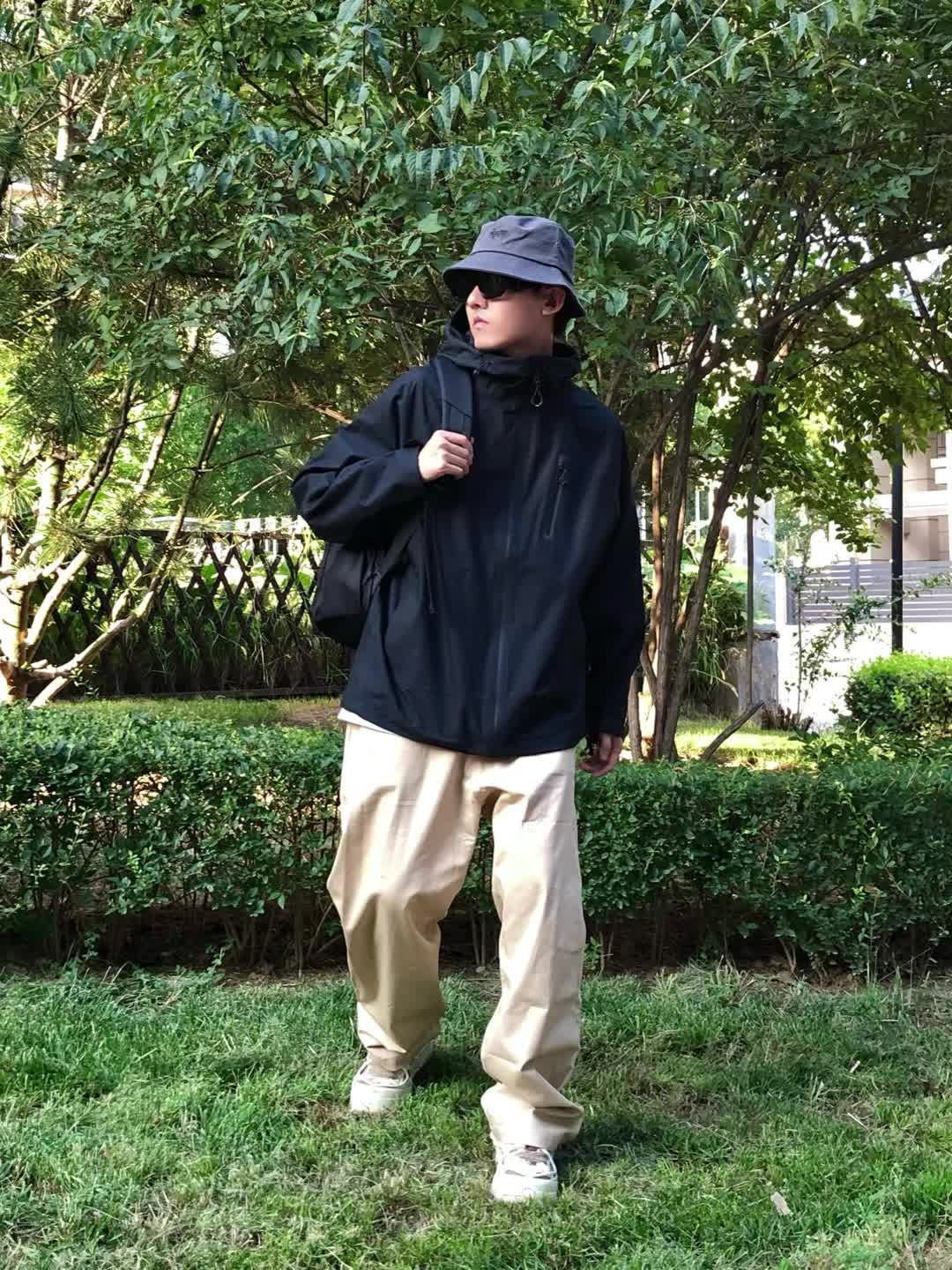哪个男生能拒绝黑色山系冲锋衣么？