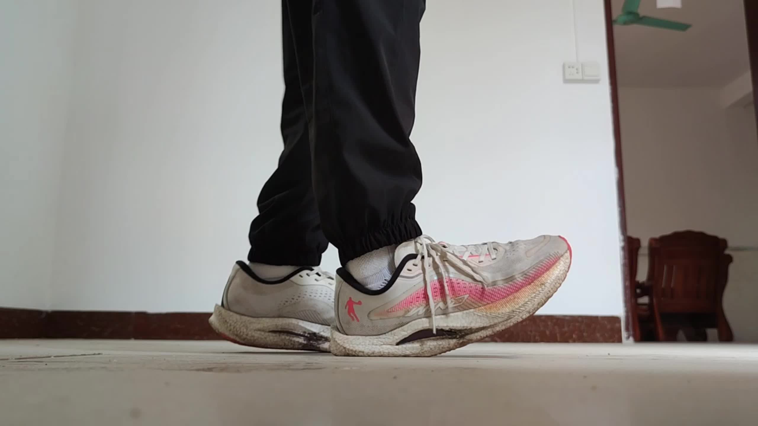 👟跑鞋名称：强风2.0

📌是否偏码【偏