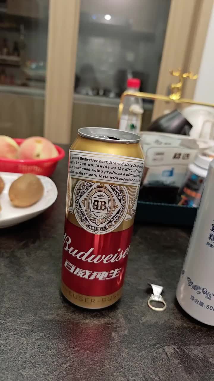  罐装百威纯生，口感清爽不厚重，闲暇小酌、夜宵撸串常备饮品