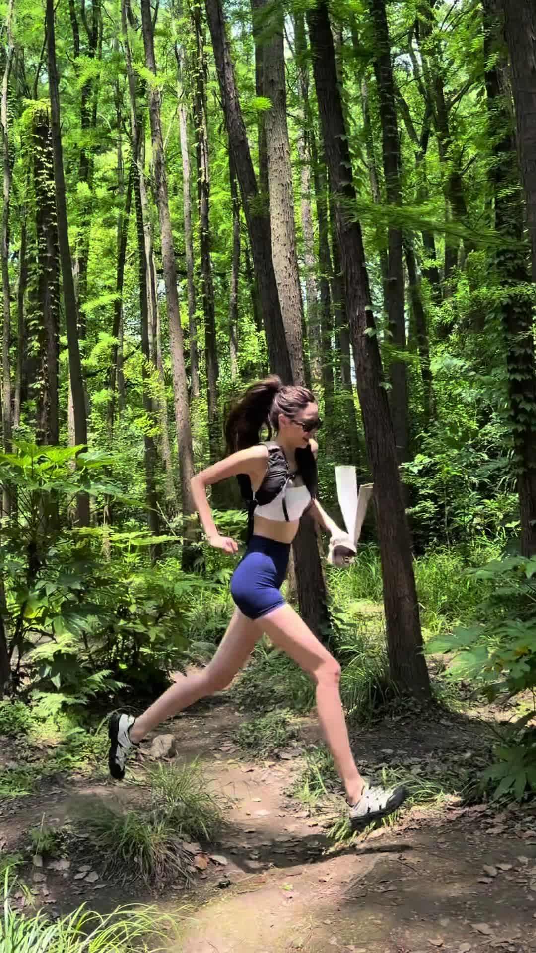 “爬山徒步刚需！这双登山鞋防滑又护脚”