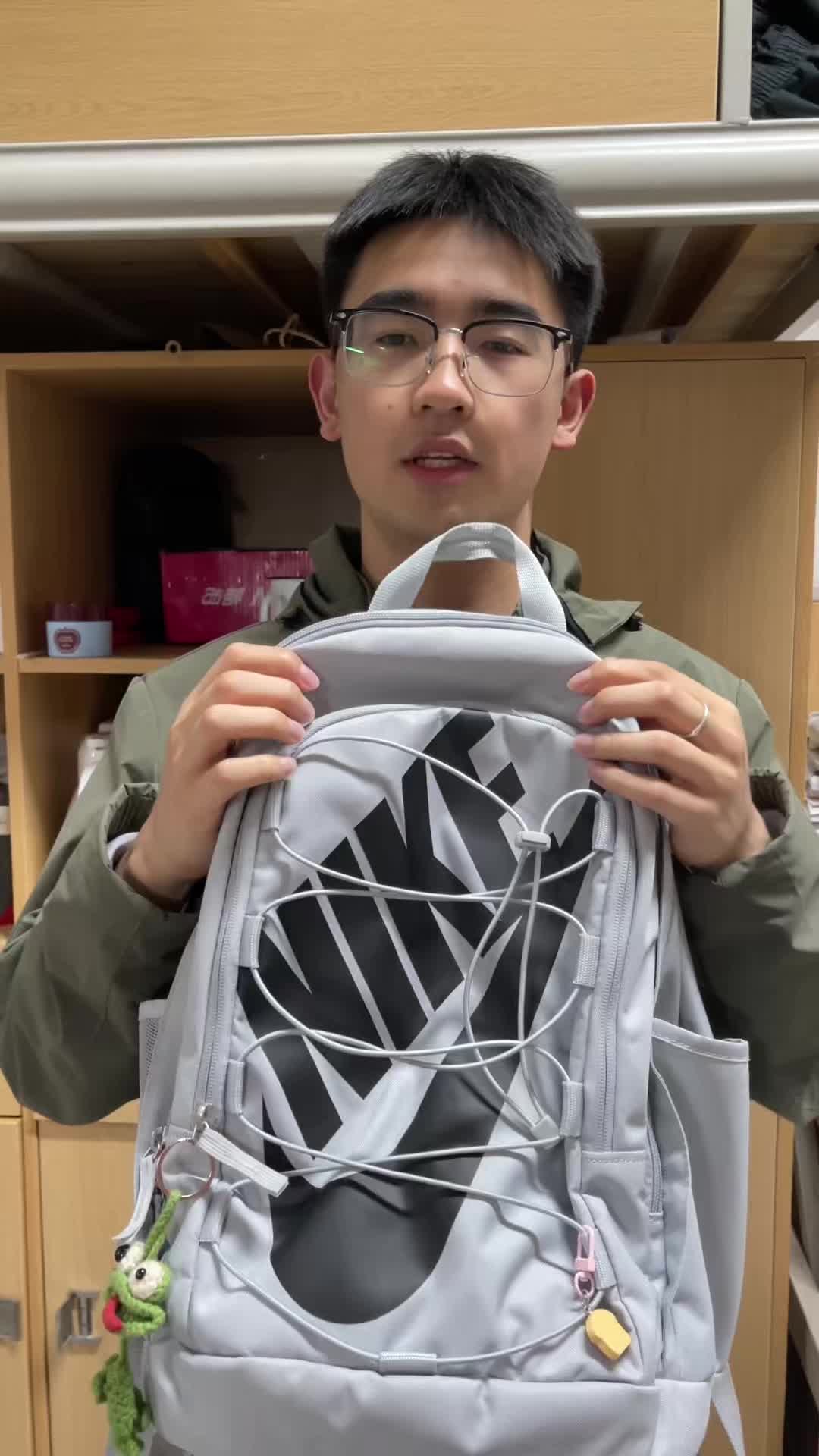 NIKE经典双肩包🎒，现在大降价❓❓
