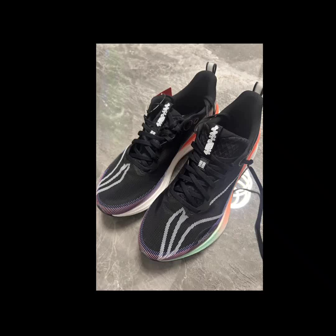 李宁赤兔8 Pro：全掌䨻科技加持，跑步更轻盈！
