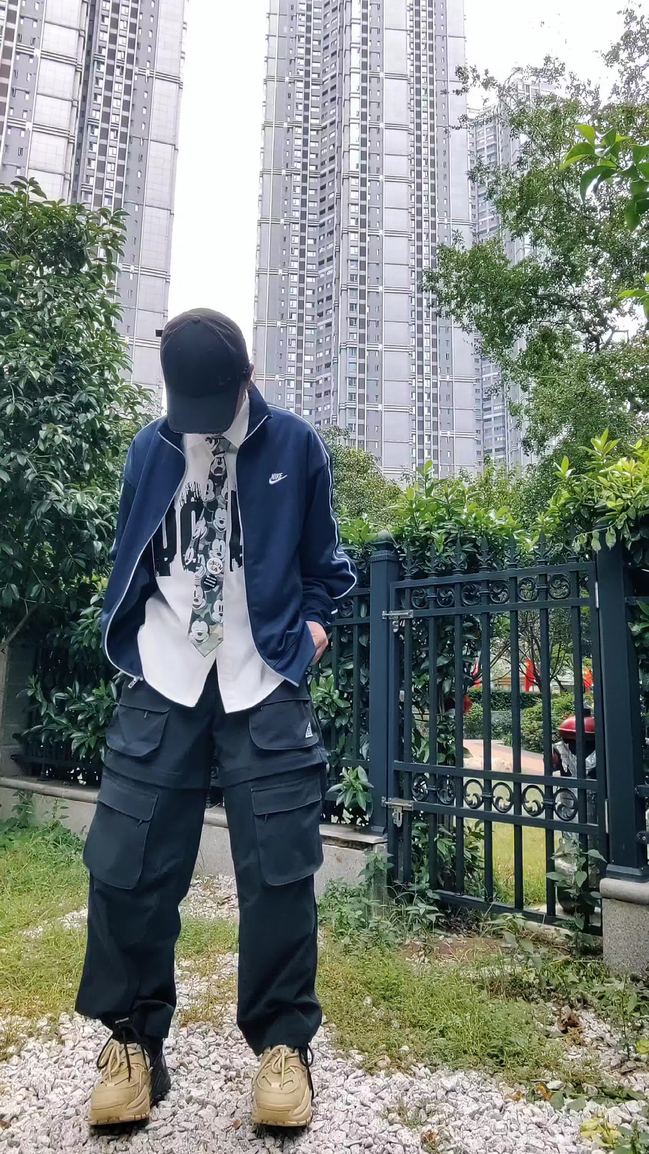秋日时髦感运动户外风穿搭