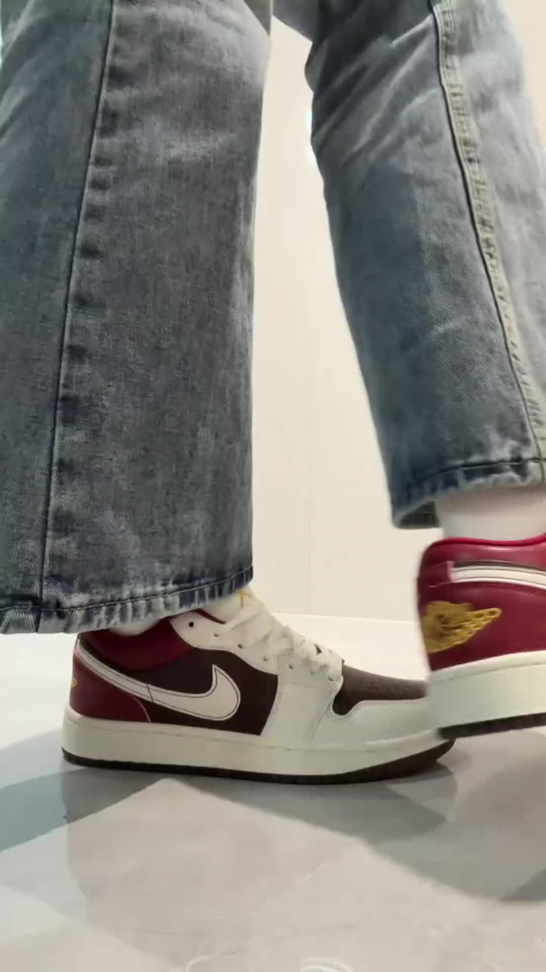 AJ1 LOW CNY 儿童新年款｜米白百搭 上脚超稳
 
这双AJ1 LOW SE BG CNY儿
