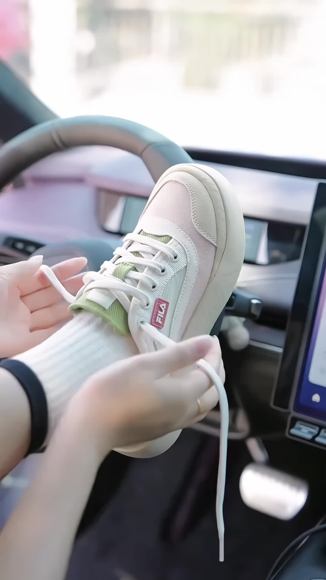 鞋底采用轻质材料，结合柔软鞋垫，提供出色缓震。