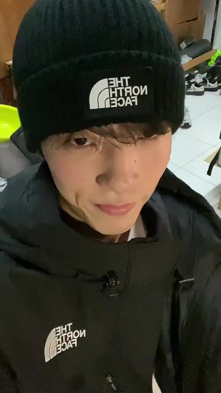 北面冷帽分享# 秋冬才是穿搭的主场  黑黑的蛮酷蛮酷 本来想买暴力橙的 看来看去也没找到拿有货🥹#