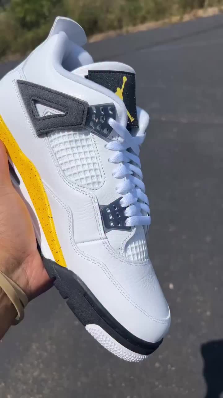 AJ4白黄雷电｜经典回归，白黄黑配色太有复古味儿✨