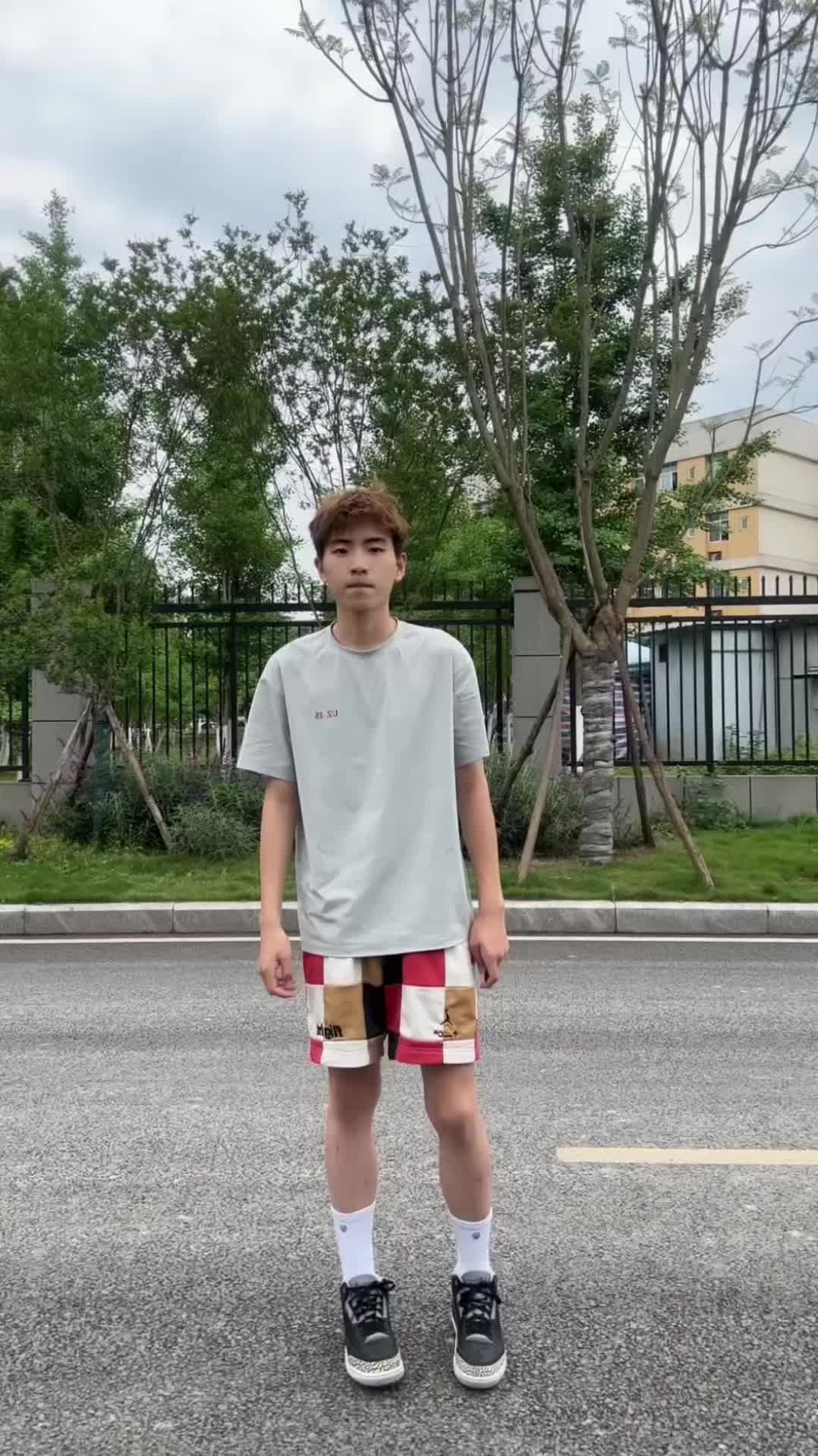 🏀夏日街头松弛感｜速干棋盘格短裤的少年感穿搭