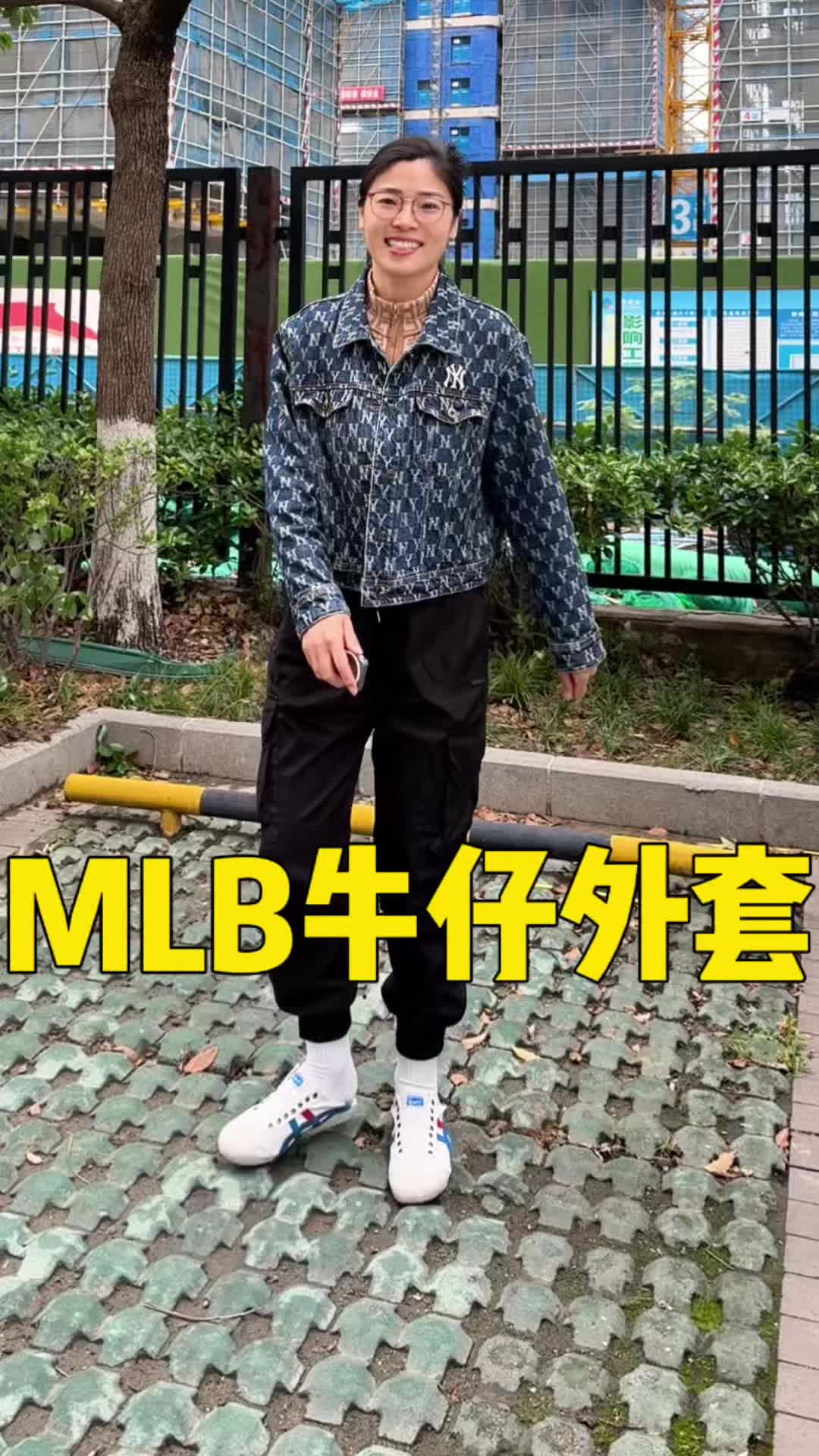 MLB这件洋基队满印牛仔外套.春秋天就靠它续命了！
