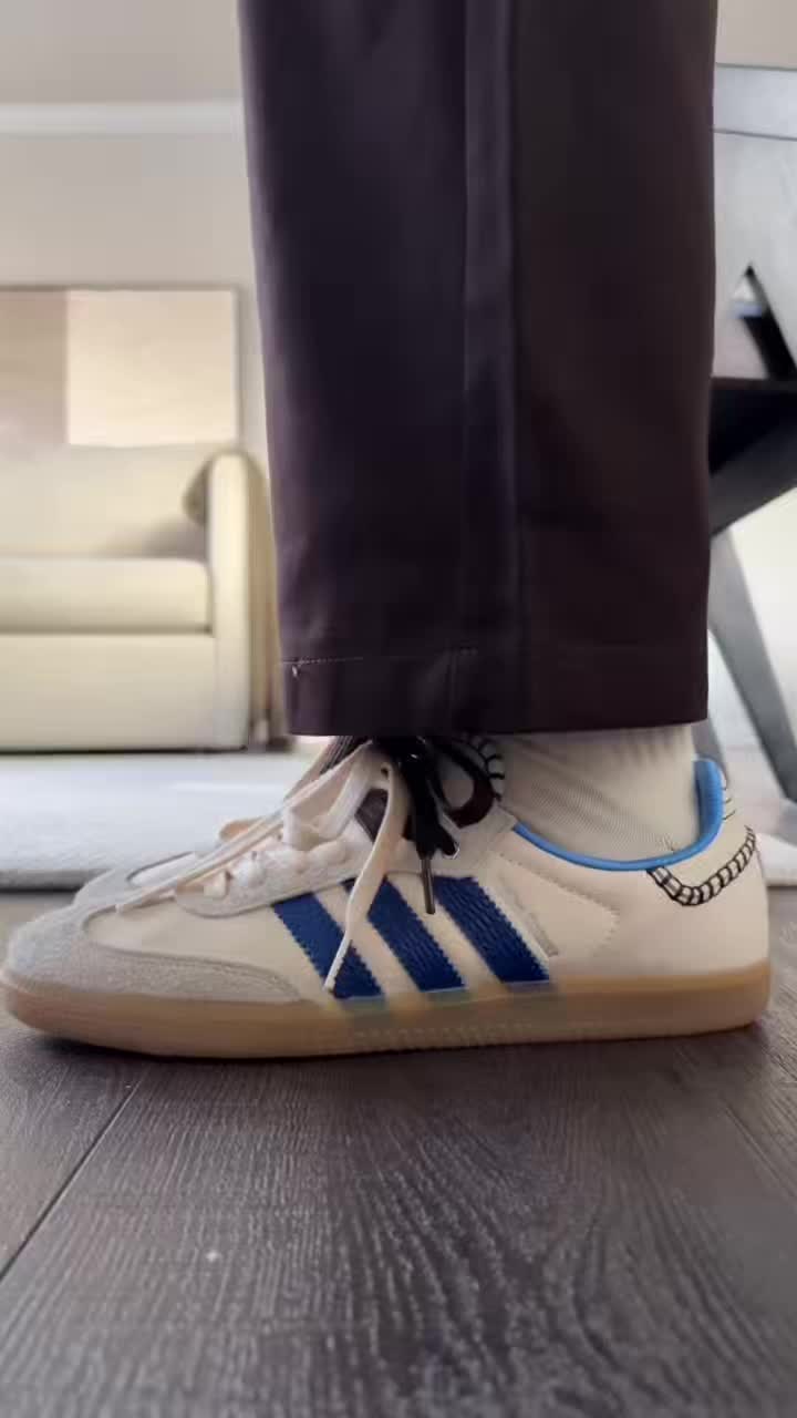 多位明星上脚WB联名Samba，蓝条纹复古质感出众，通勤穿搭百搭，小众联名不撞款。