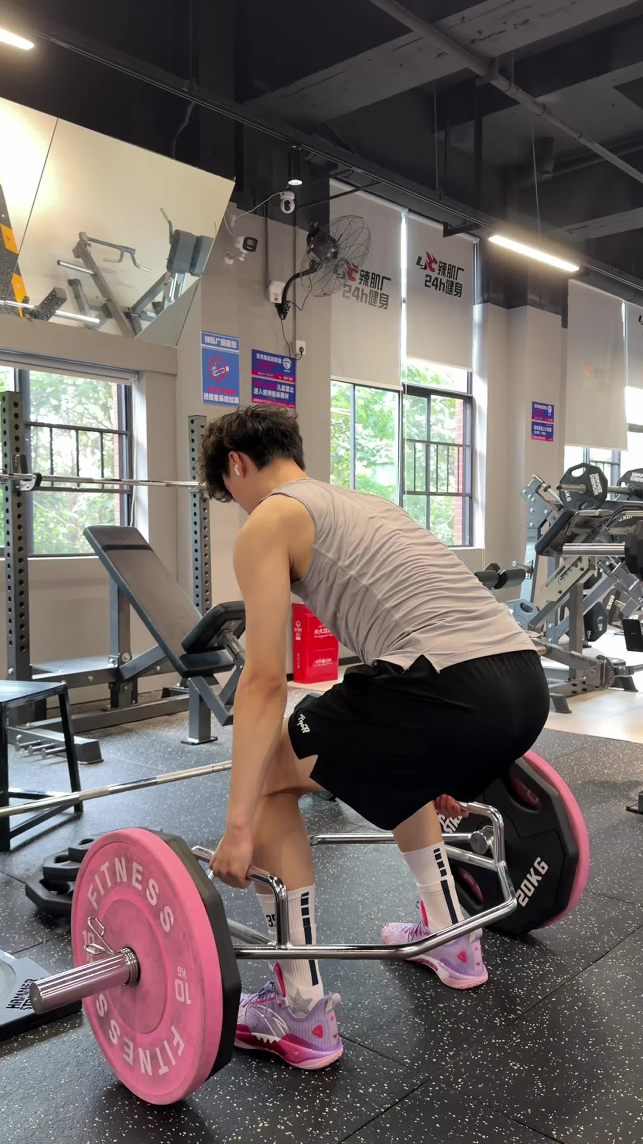 想看看篮球男孩练腿日好看的球鞋穿搭