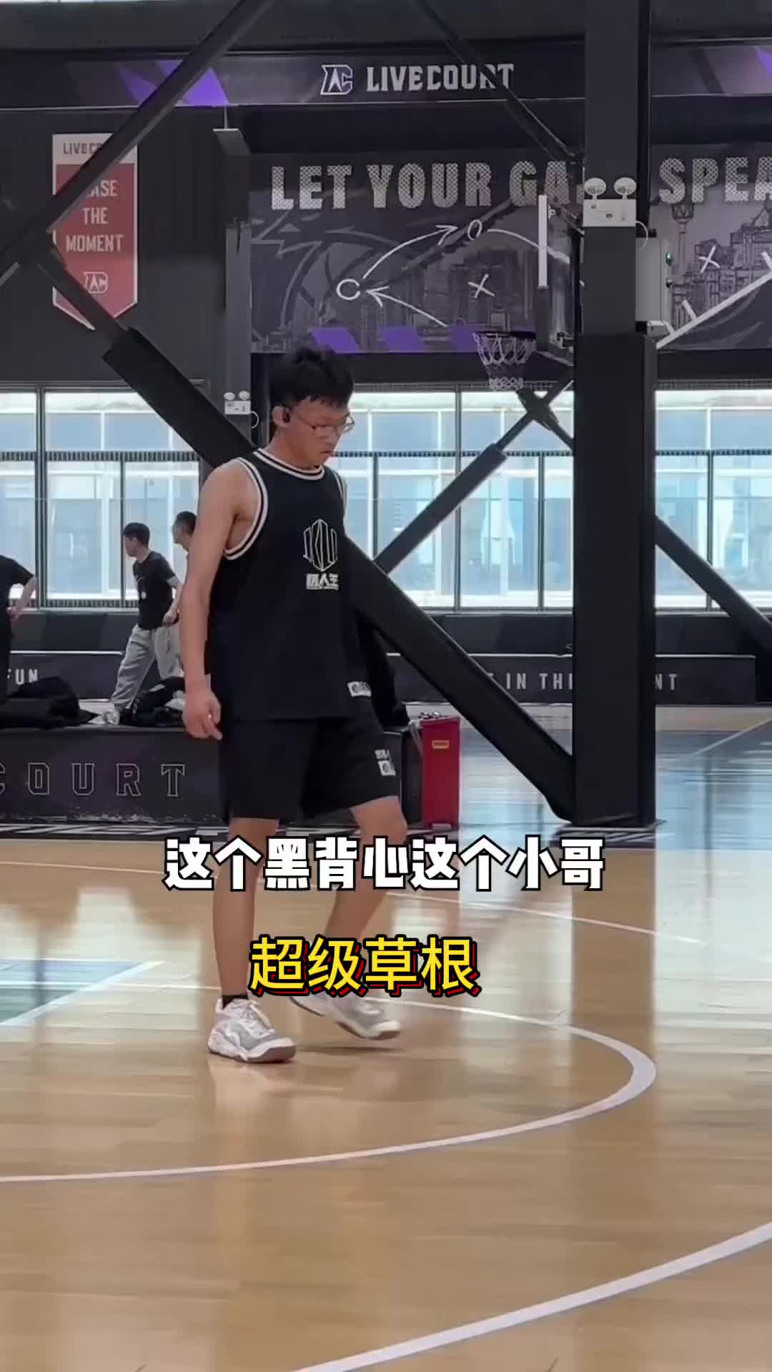 球场遇到热爱篮球的小哥 上场很拼