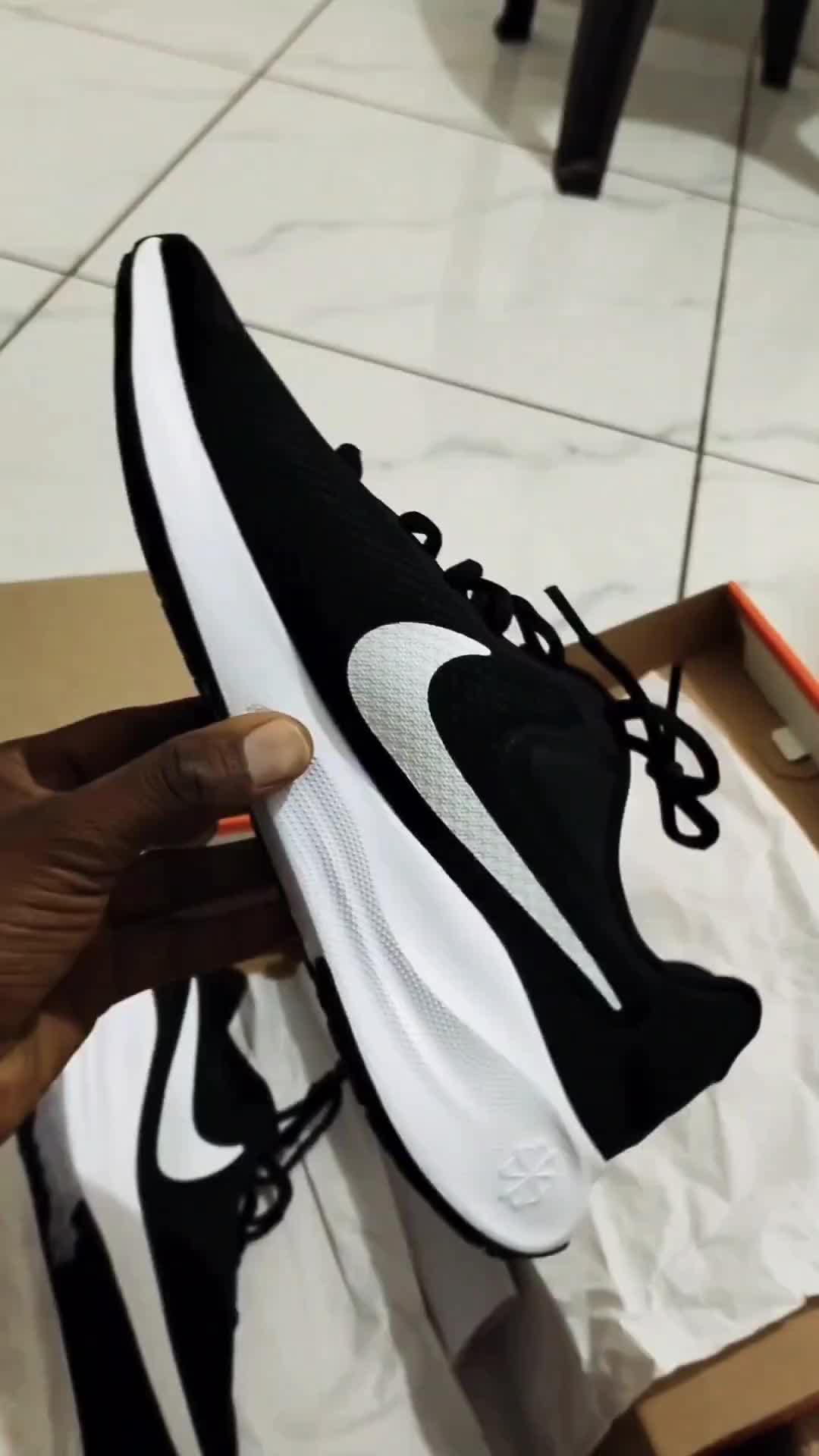 Nike REVOLUTION 7 黑色