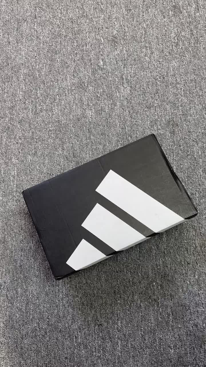 阿迪达斯休闲鞋