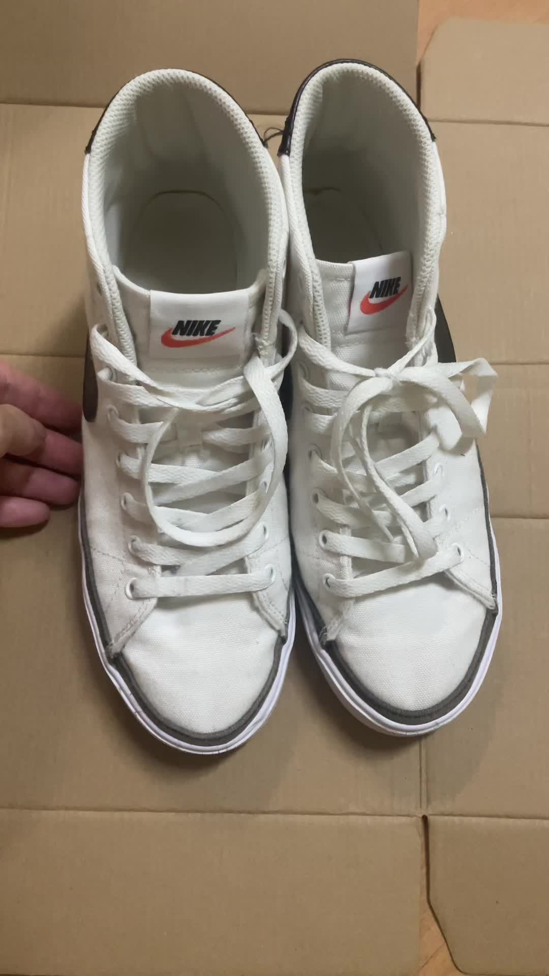 Nike高帮帆布板鞋，经典黑白配色