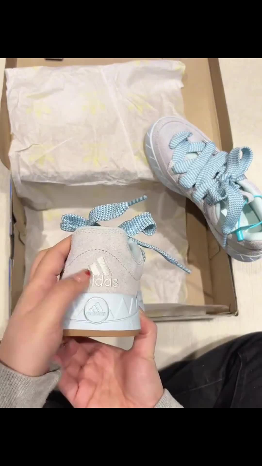 阿迪baby蓝休闲运动板鞋