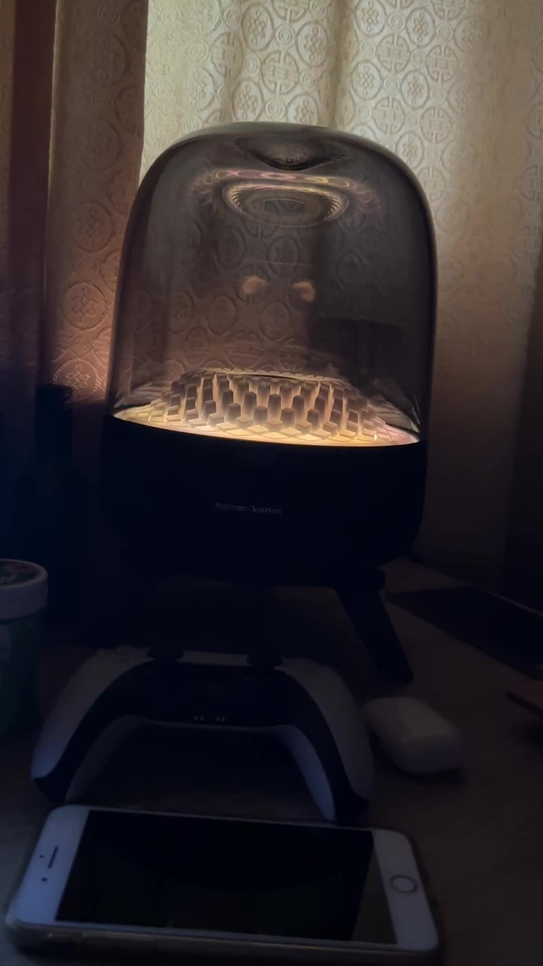 • 外观时尚：透明琉璃外壳搭配经典圆形造