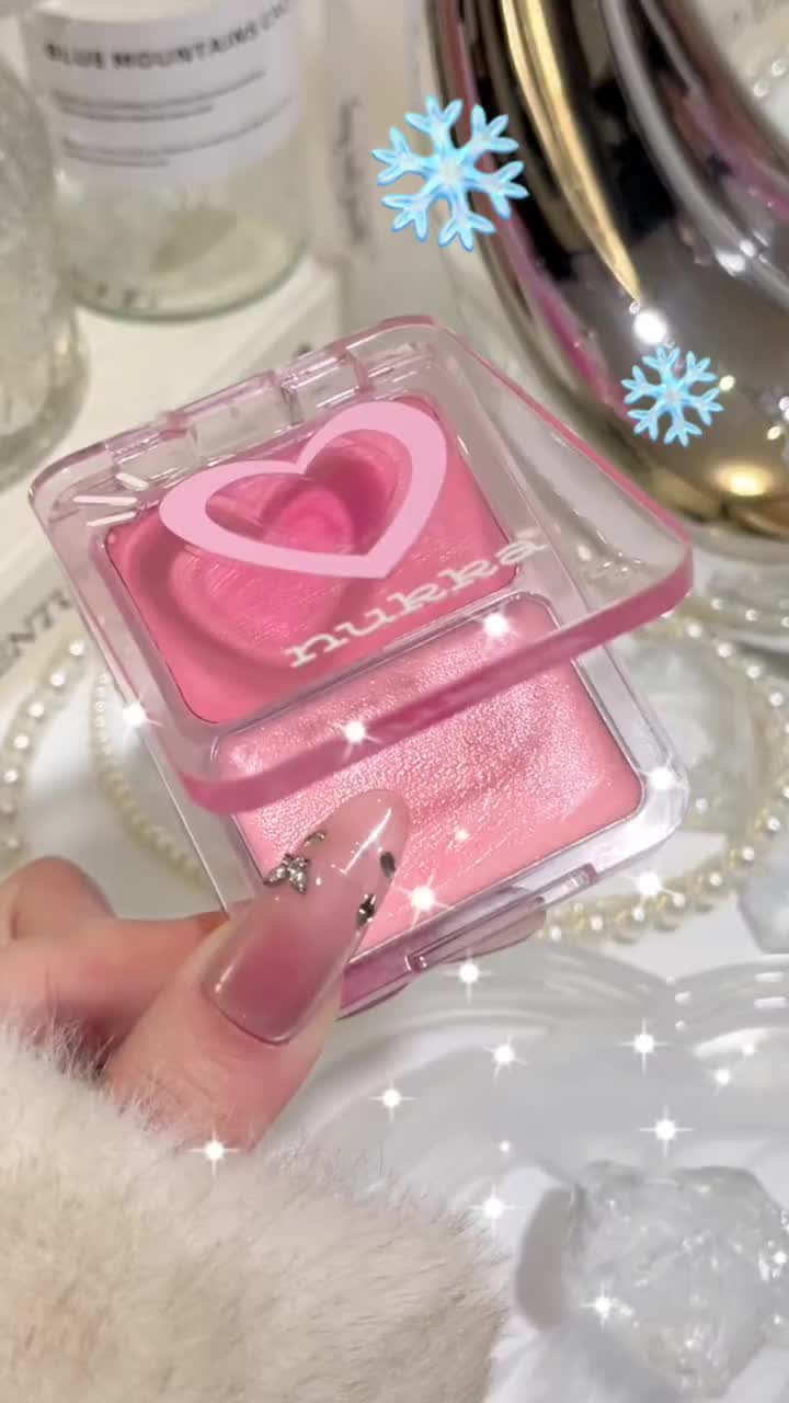 甜妹本命爱心腮红💖水光双拼太会拿捏少女感
谁能拒绝自带爱心外壳的腮红！
