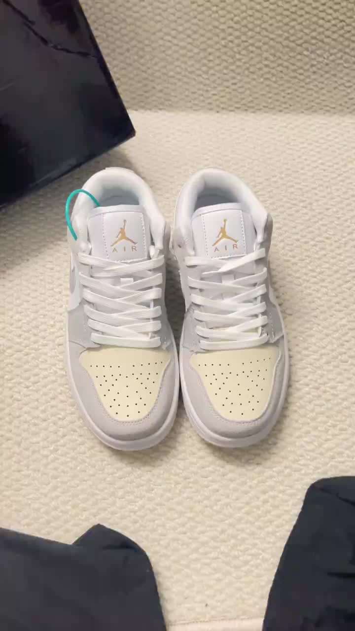 介个奶黄色板鞋也很好好穿
