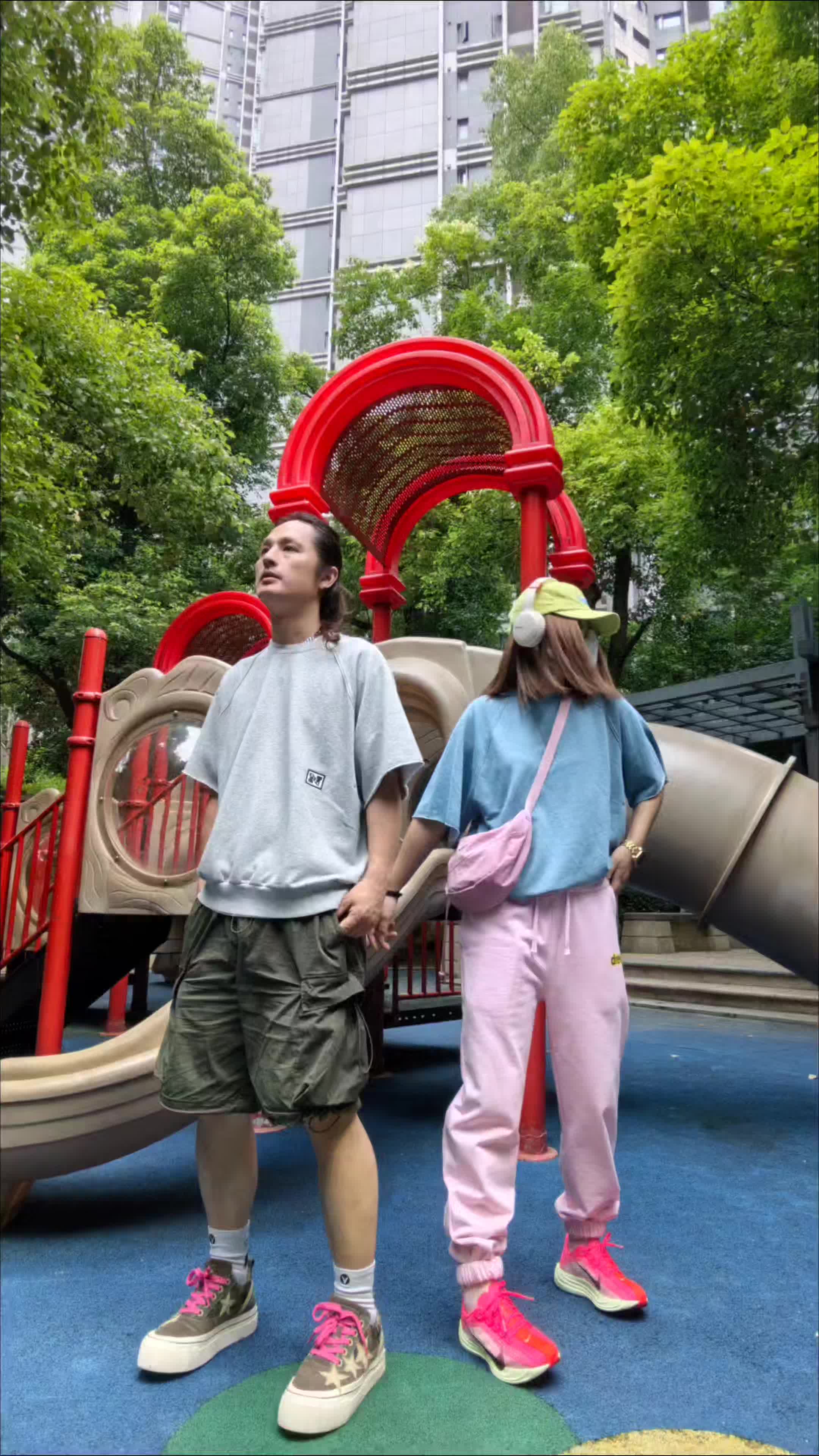 夏日休闲运动风情侣👭穿搭分享