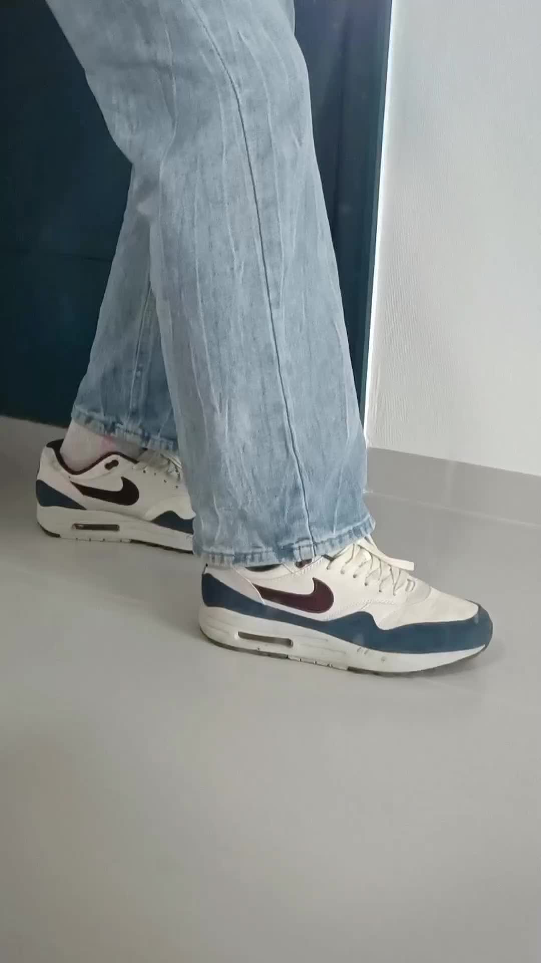 看看是一双什么鞋那么帅