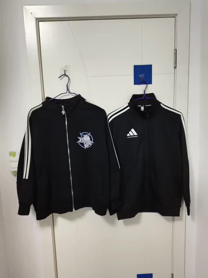 泡菜家VS阿迪达斯，运动外套对决竟让大牌输麻了？

同样是黑色立领拉链运动外套，一边是泡菜家的凉拌泡