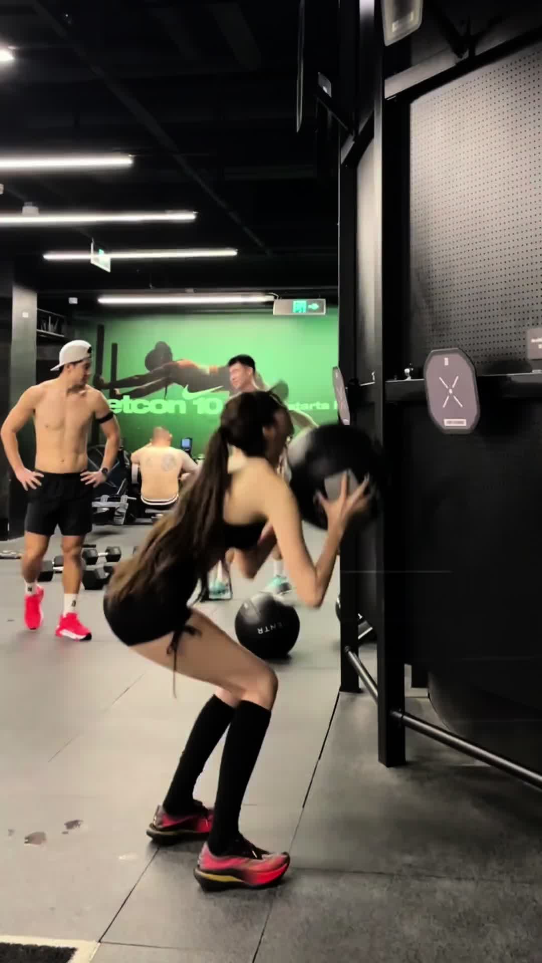 上脚显腿长，健身房训练舒适跑鞋实测