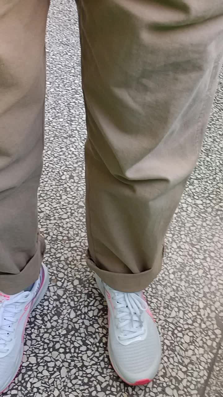 我穿着左脚靠近脚后跟的外侧酸，右脚没有，