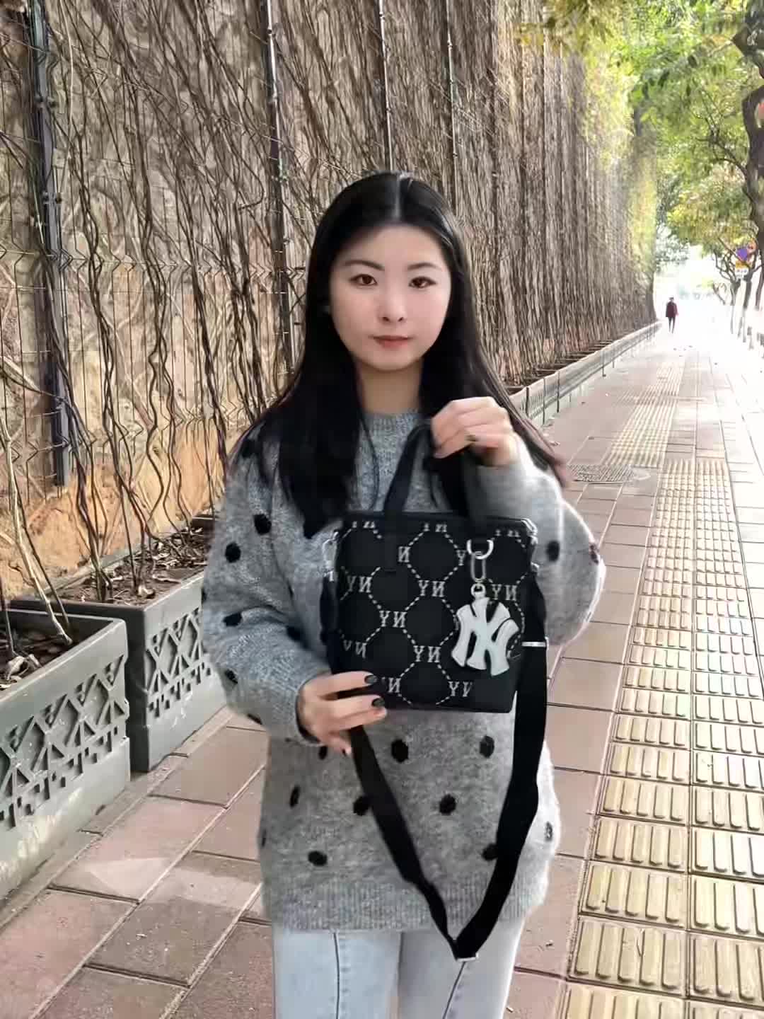路边随手一录！我的MLB老花包也太百搭了吧