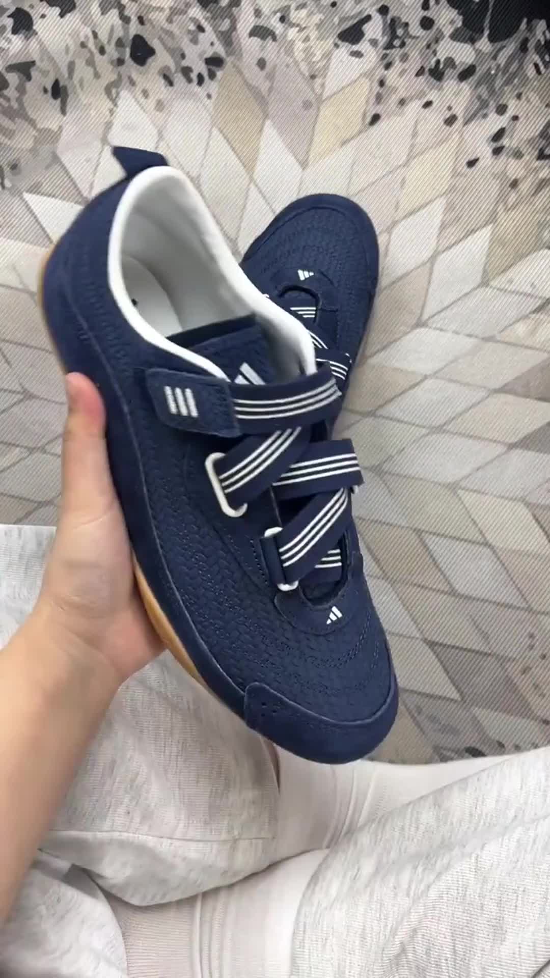 藏蓝色板鞋日常穿搭体验：复古百搭舒适之选