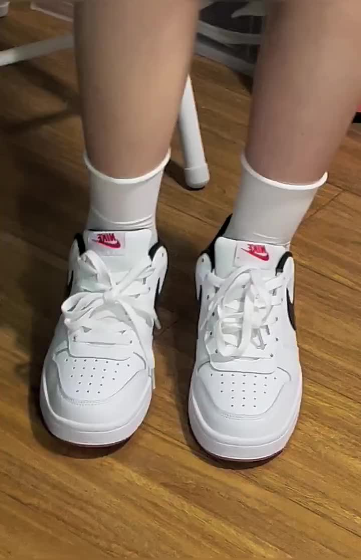白黑红标板鞋，简约里藏着复古小心机