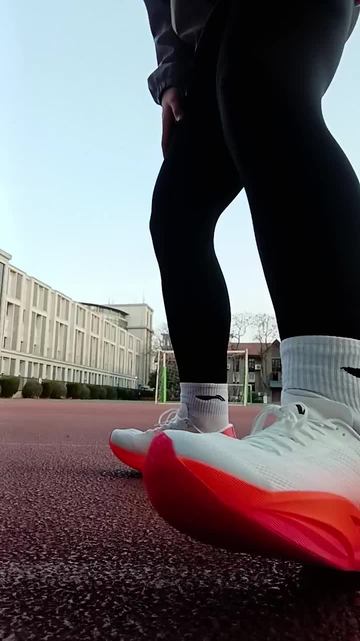 C2026代，后掌软弹，前掌就比较韧弹，碳板刚性还行，滚动感强，鞋面非常透气