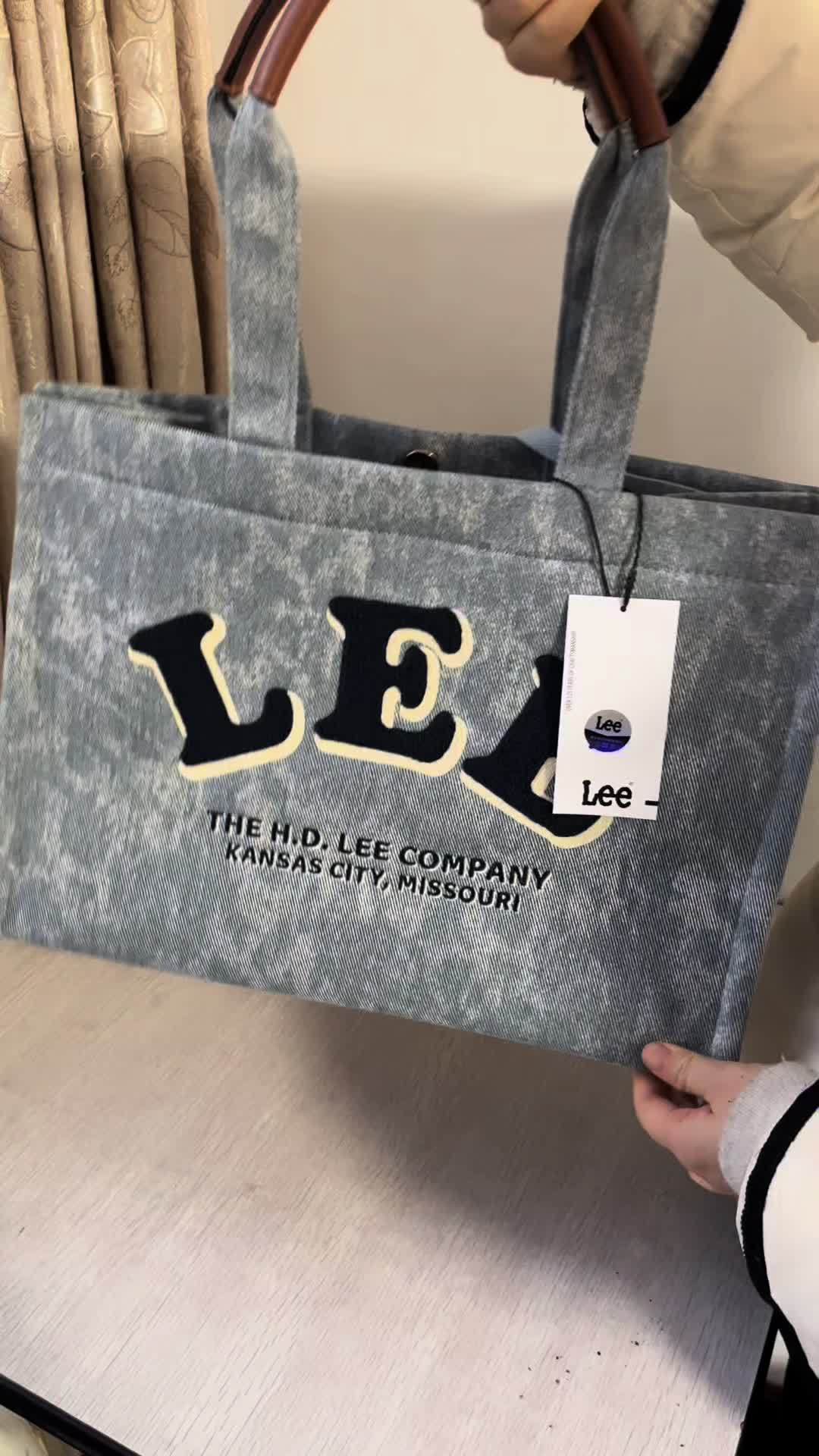 Lee水洗灰牛仔托特包，真的相当能装呢🥰