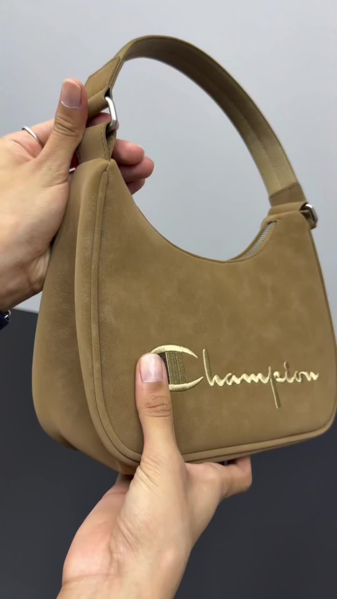 Champion 麂皮半月包