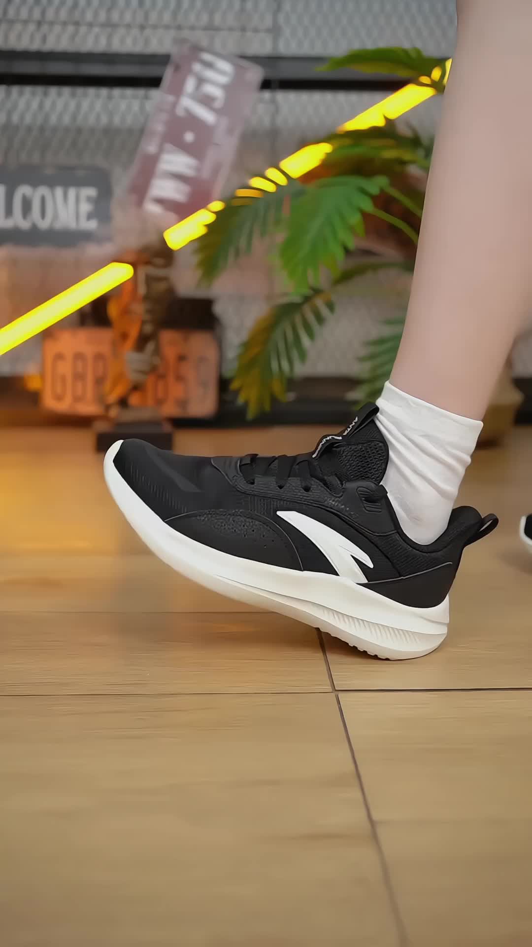 安踏运动生活系列，网面透气+轻质回弹，百搭到离谱