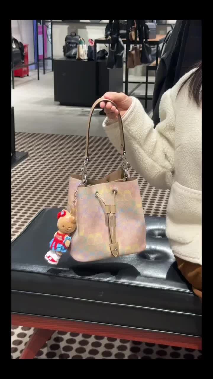 谁懂啊！彩虹配色的Rowan水桶包🌈太美了～