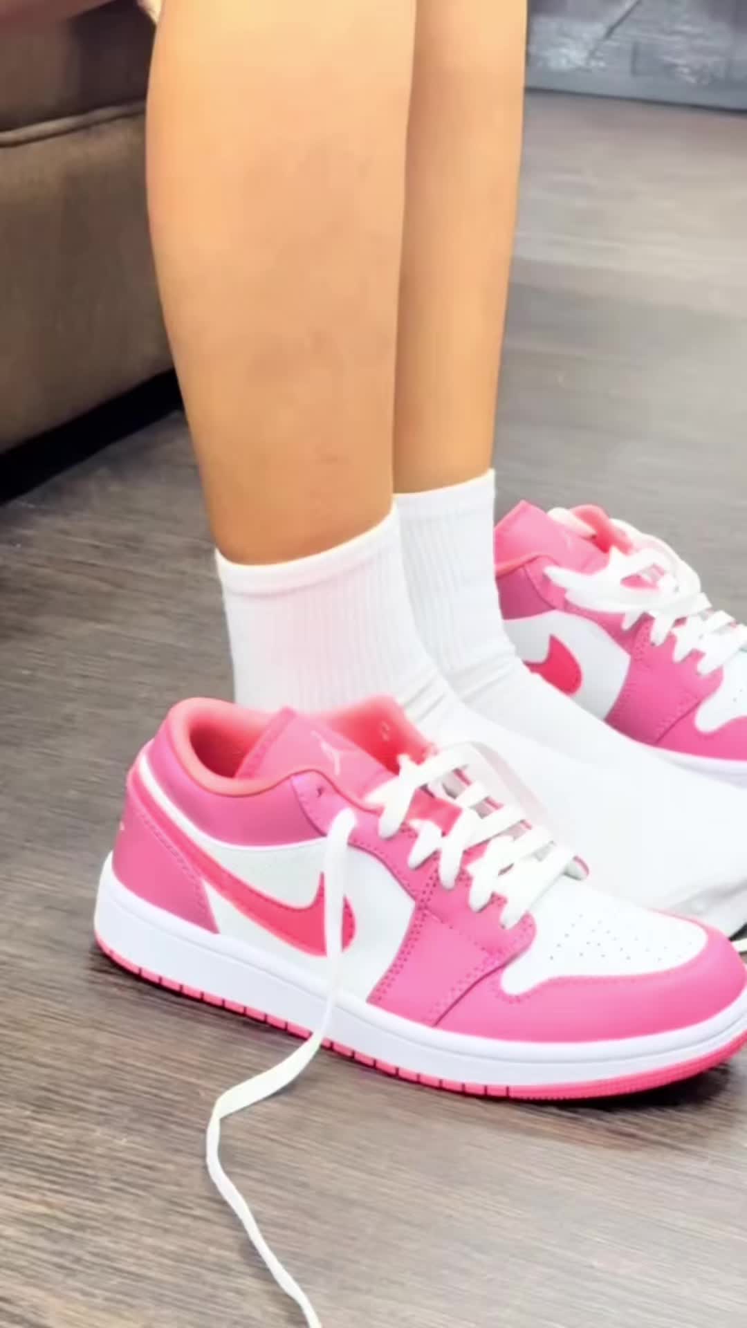 “给她的专属惊喜！Air Jordan 1 ‘Rose Pink’，送给女朋友的最甜蜜礼物！”