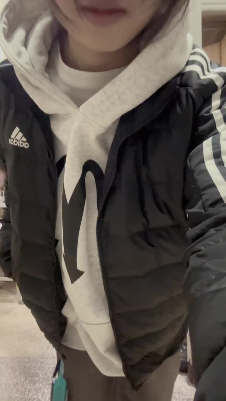 阿迪达斯薄款羽绒服我真的爱了呀～