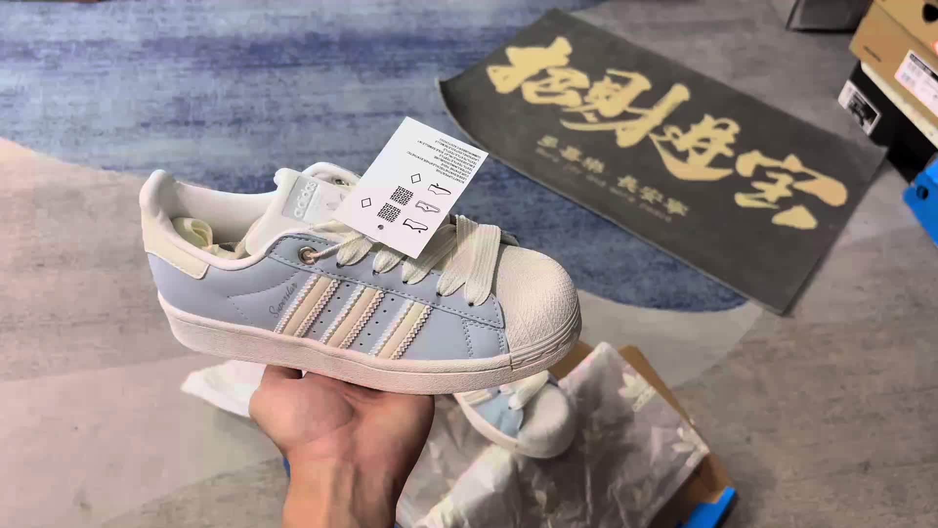 当白与蓝在鞋面上完成一场温柔的邂逅，ad