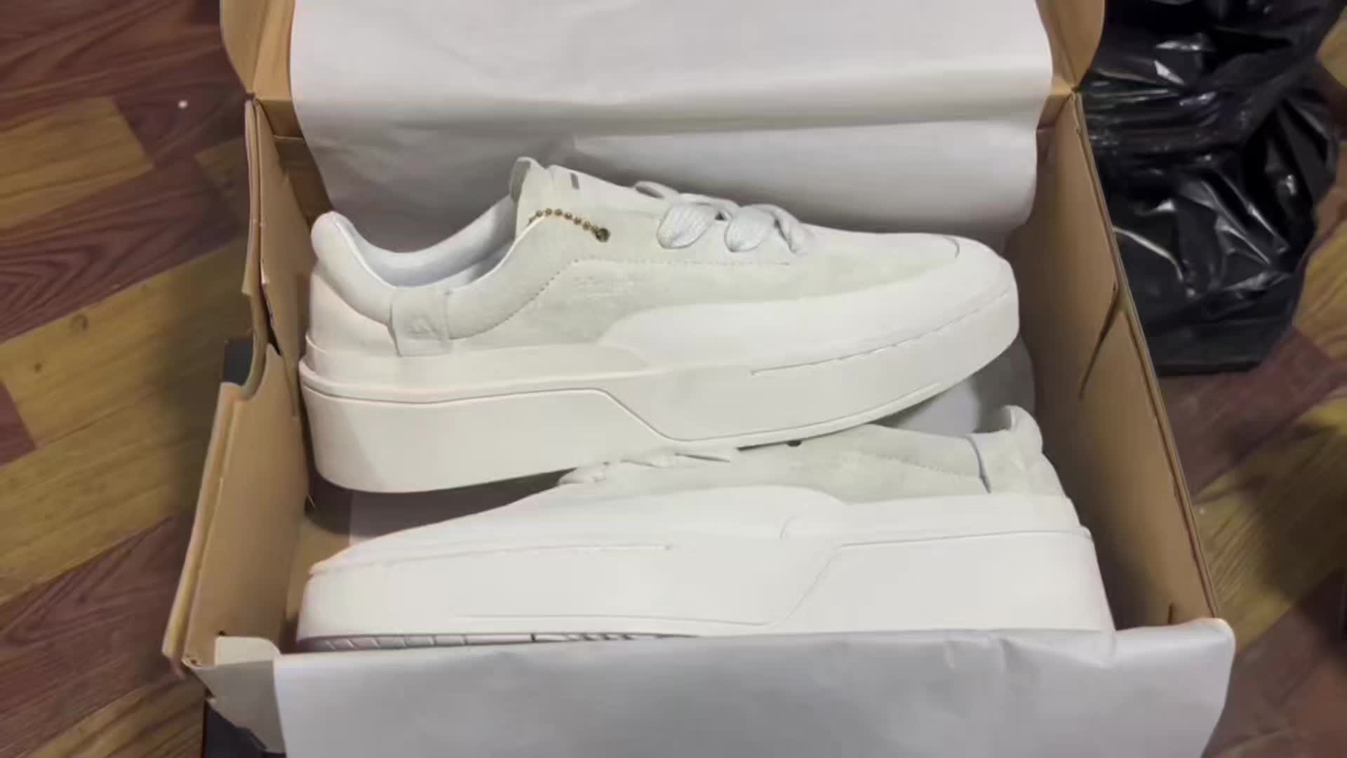 尽情欣赏▶️清新的小白开箱这双纯白板鞋真的adidas FOS Labcourt Trainers 
