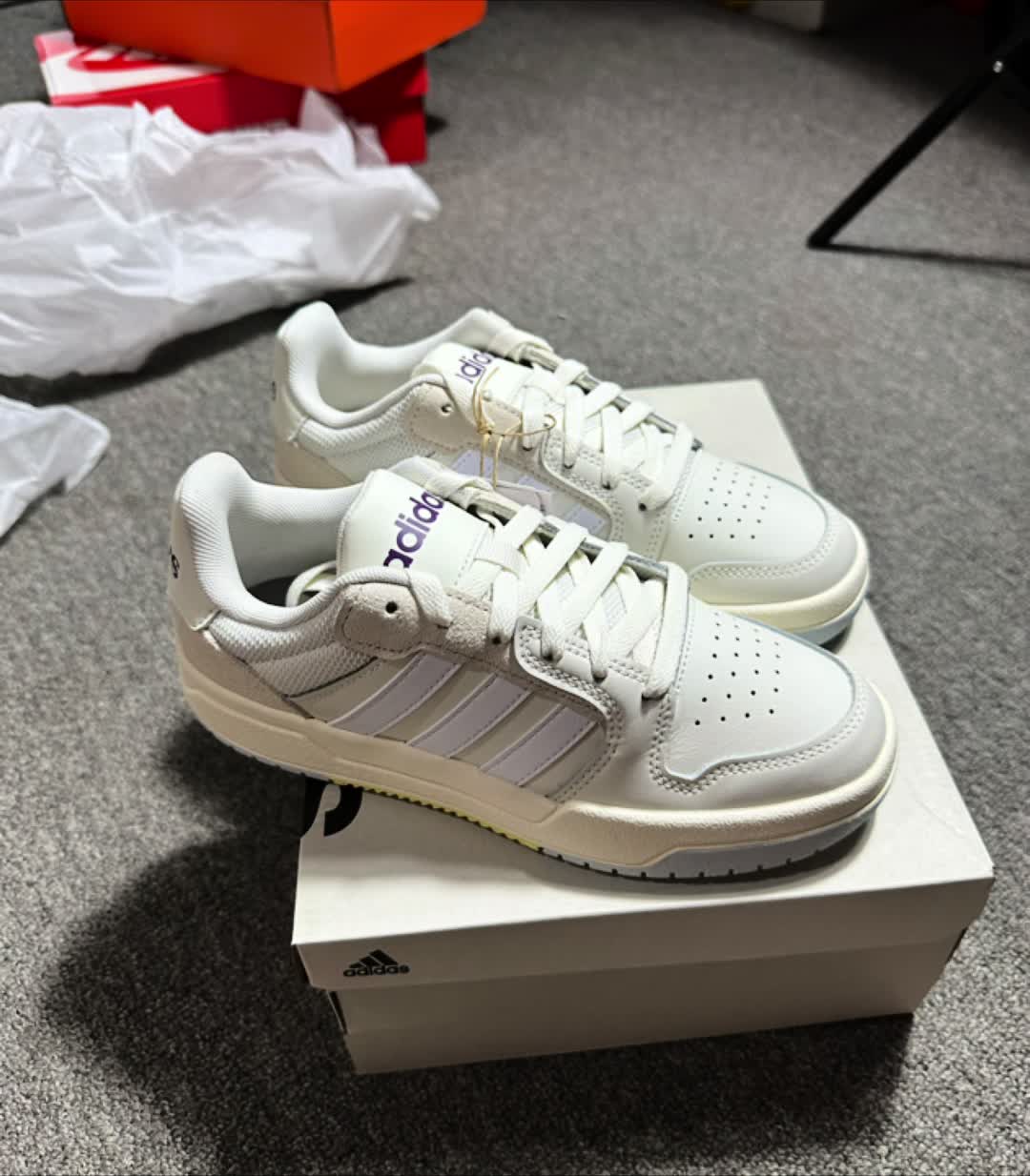 300块的阿迪达斯