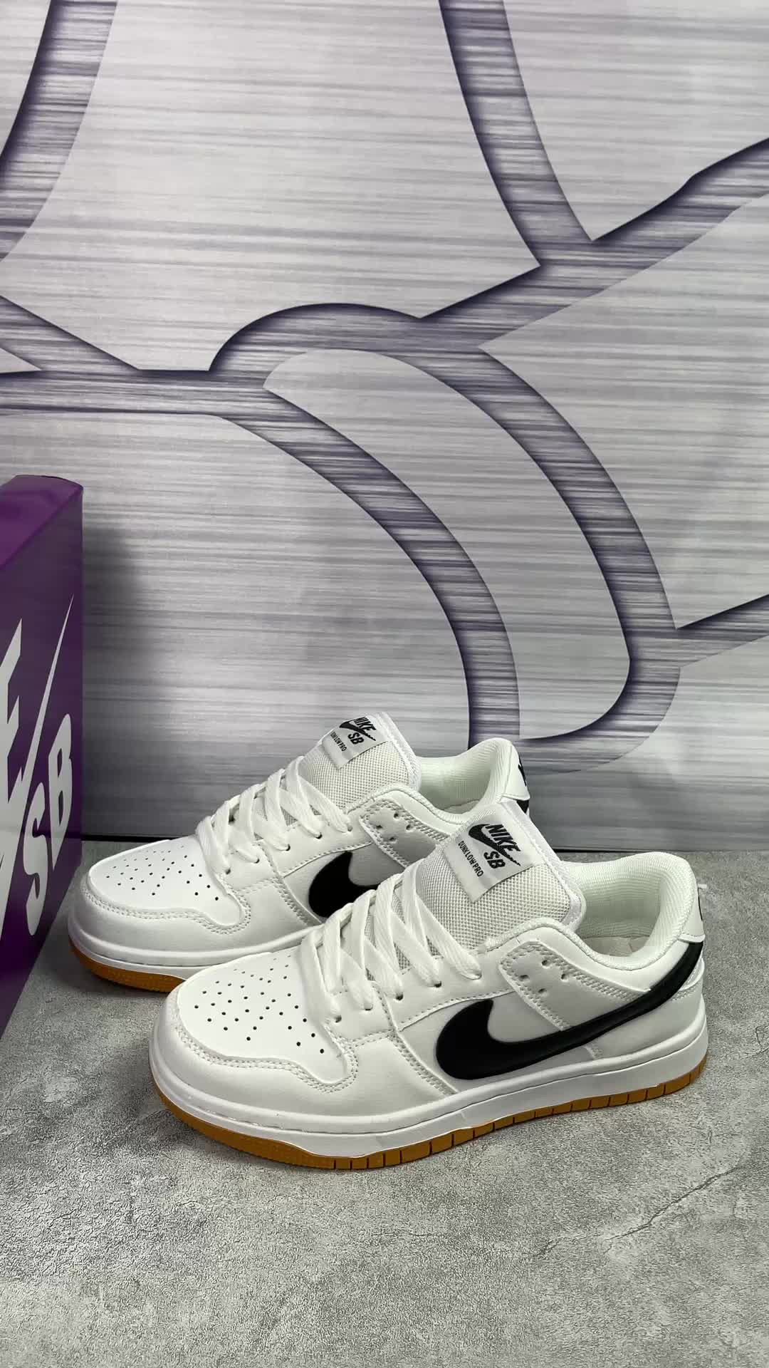 Nike SB Dunk Low 白黑生胶：经典复刻杀疯了，这双“穿搭作弊鞋”必须锁死！